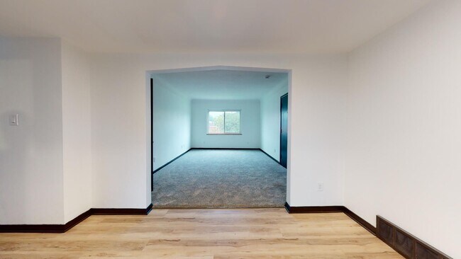 Building Photo - Parma - 2 Bedroom - 3rd Floor Unit