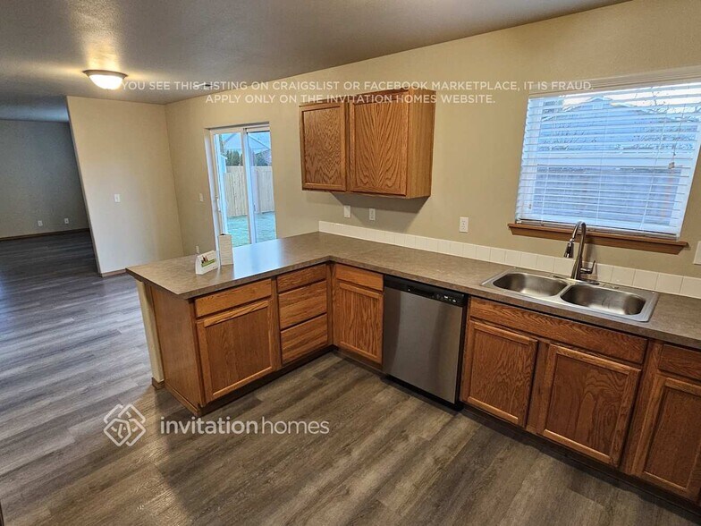 Building Photo - 114 Roberts St NE