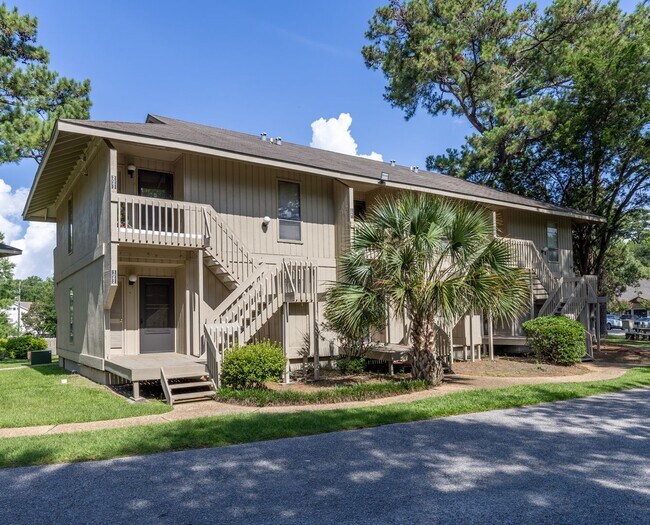 Building Photo - First floor condo available now! Pool views!