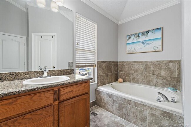 Building Photo - 728 NW Waterlily Pl