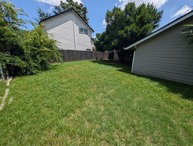 Building Photo - Perfect home directly across from TU!!