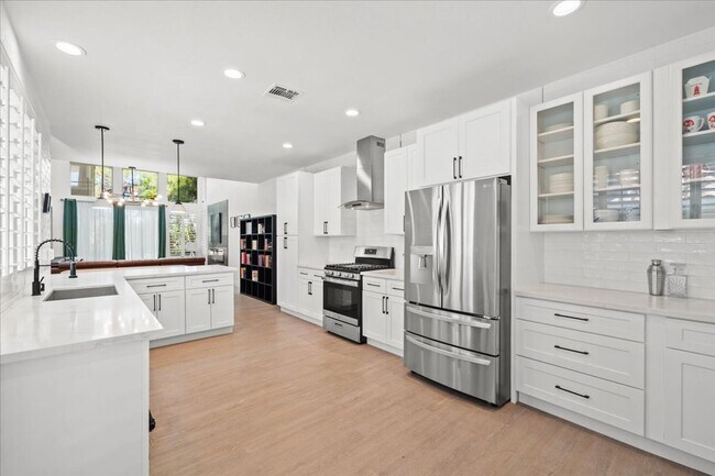 Building Photo - Modern, Elegant Fully Furnished 3 Bedroom Home in Spanish Trails