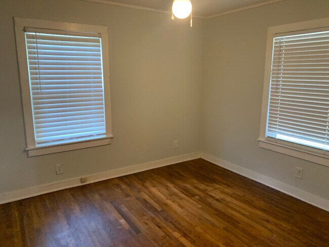 Building Photo - Cozy Cottage, Small Town Charm