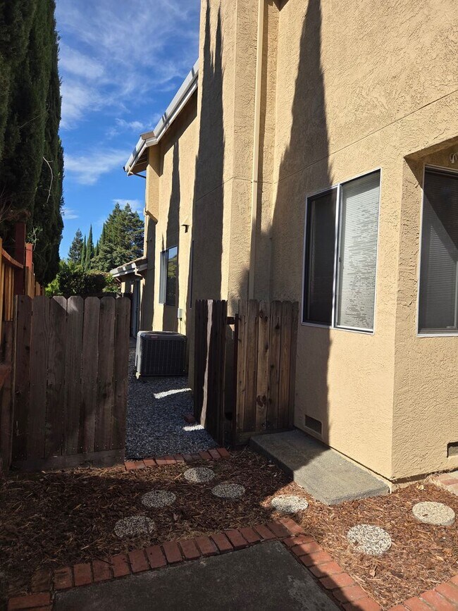 Building Photo - Spacious Laurel Creek Home