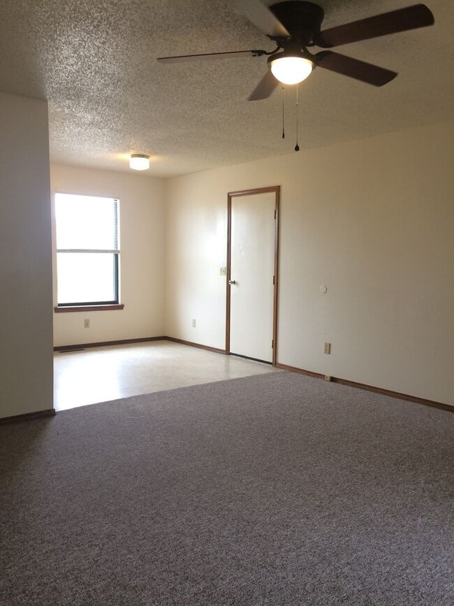 Building Photo - 3 Bedroom Ranch Nixa-Available to view now