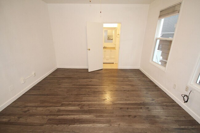 Interior Photo - 1414 S King St