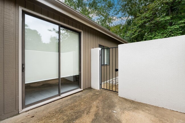 Building Photo - Beautifully Remodeled 3 Bedroom + 2 Full Bath Home!