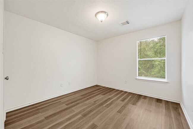 Building Photo - 146 S Walden Elms Cir