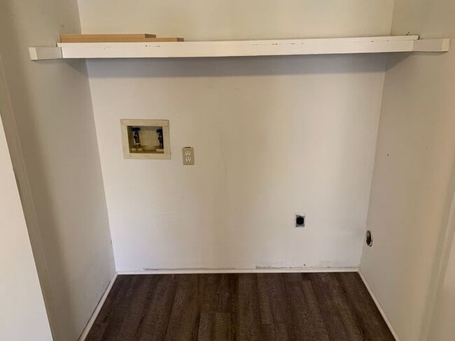 Building Photo - End unit townhouse-Completely remodeled!!