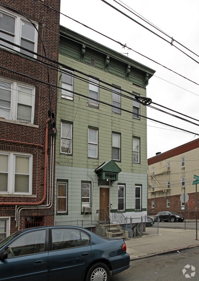 Building Photo - 17 Hopkins Ave