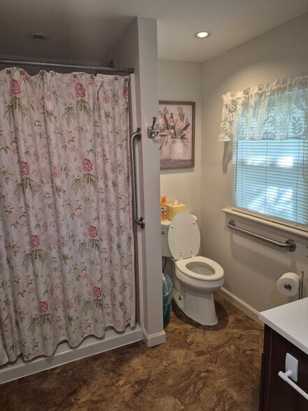 Accessible bathroom with shower - 65 Princeton Ave