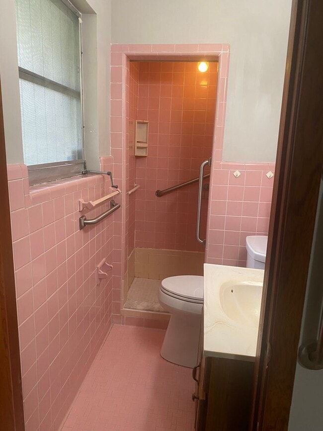 Building Photo - 3 bed 2 bath