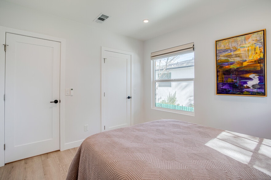 Building Photo - 517 Davis Ave