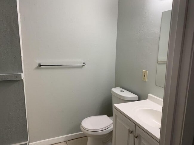 Building Photo - 825 Lyndhurst St