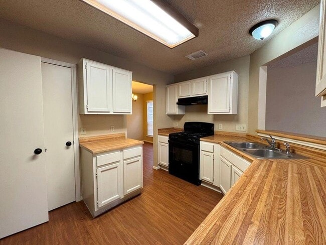 Building Photo - Come see this great single-story home available in Buckingham Estates subdivision!