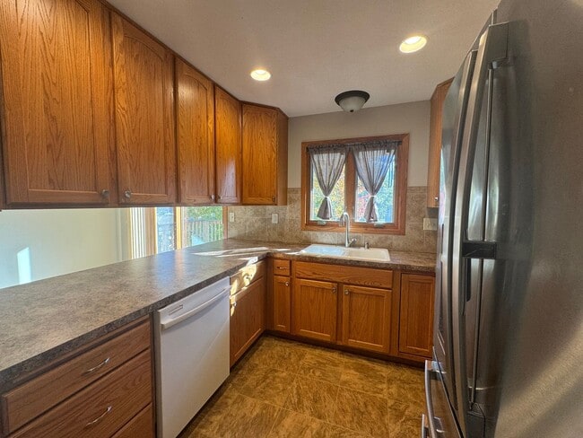 Building Photo - **DEPOSIT SPECIAL** 3 bedroom, 2 bath townhouse in COLLEGE VIEW