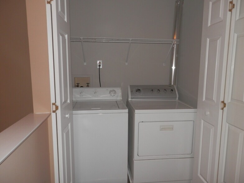 Building Photo - 3201 Bridlewood Dr