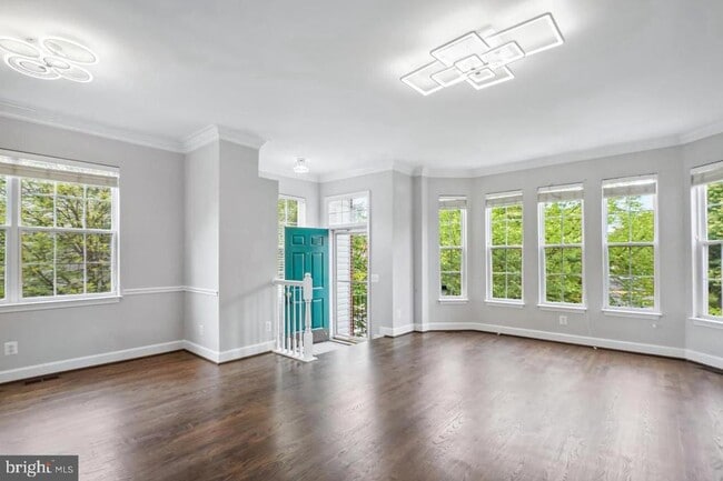 Primary Photo - 2557 James Monroe Cir