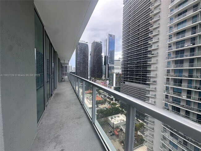 Building Photo - 1111 SW 1st Ave