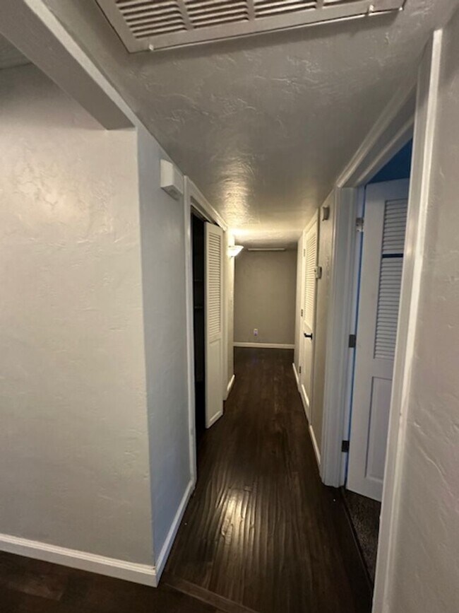 Building Photo - 2550 4th Ave