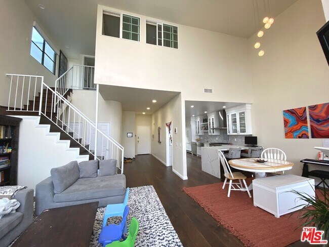 Building Photo - 11636 Montana Ave