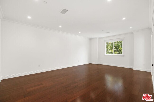 Building Photo - 453 S Bentley Ave