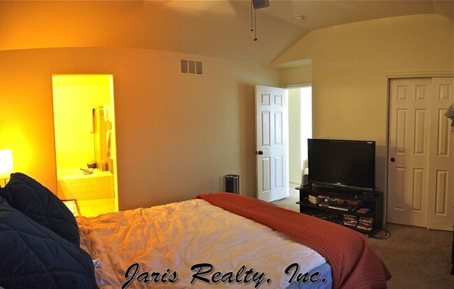 Building Photo - Fantastic Latigo Townhome Near Dining, Sho...