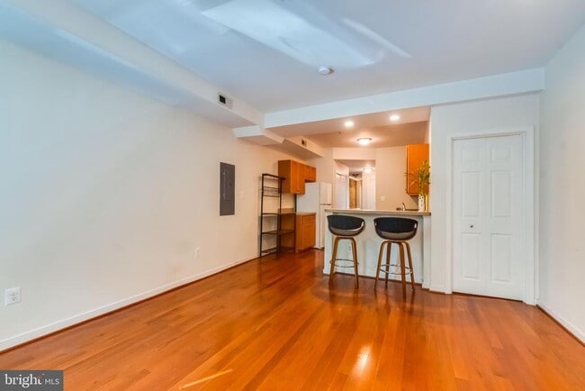 Building Photo - 910 S Charles St