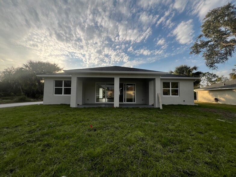 Building Photo - 1470 Henning St