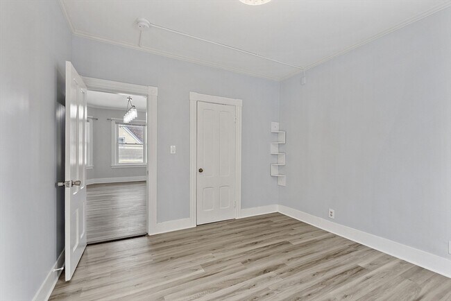 Building Photo - 19 Isabella St