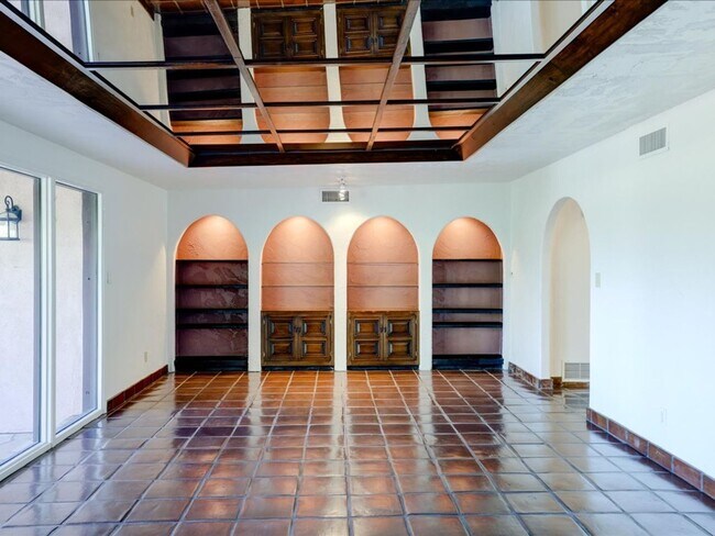 Building Photo - Enjoy stunning Catalina Mountain views fro...