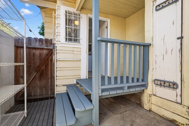 Building Photo - 521 Olive Ave