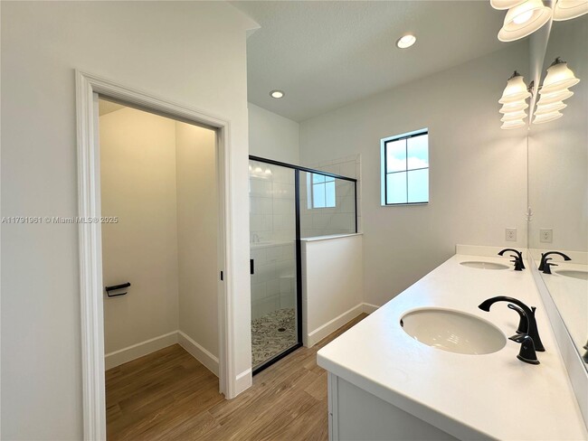 Building Photo - 8436 Lyside Dr