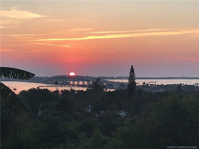 Building Photo - 4203 NE Skyline Dr