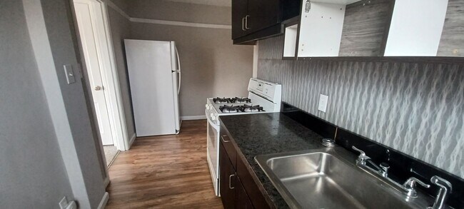 Building Photo - Beautiful 1 bed/1 bath apartment, just off...