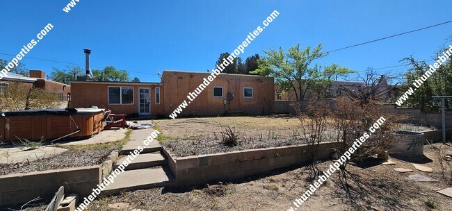 Building Photo - 2 miles from UNM cute 2 bedroom 1 bath