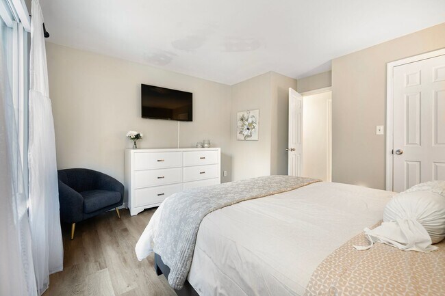 Building Photo - *PARK FLEX STAYS - FULLY FURNISHED* Welcome to your home base in South Durham!