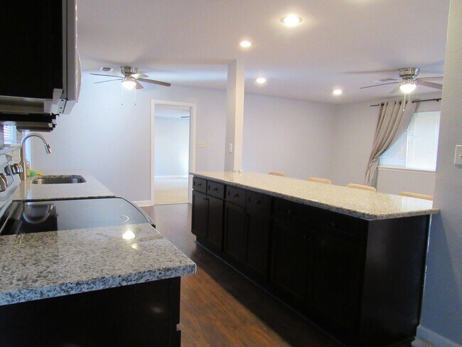 Building Photo - Contact Peggy 501 676 1758