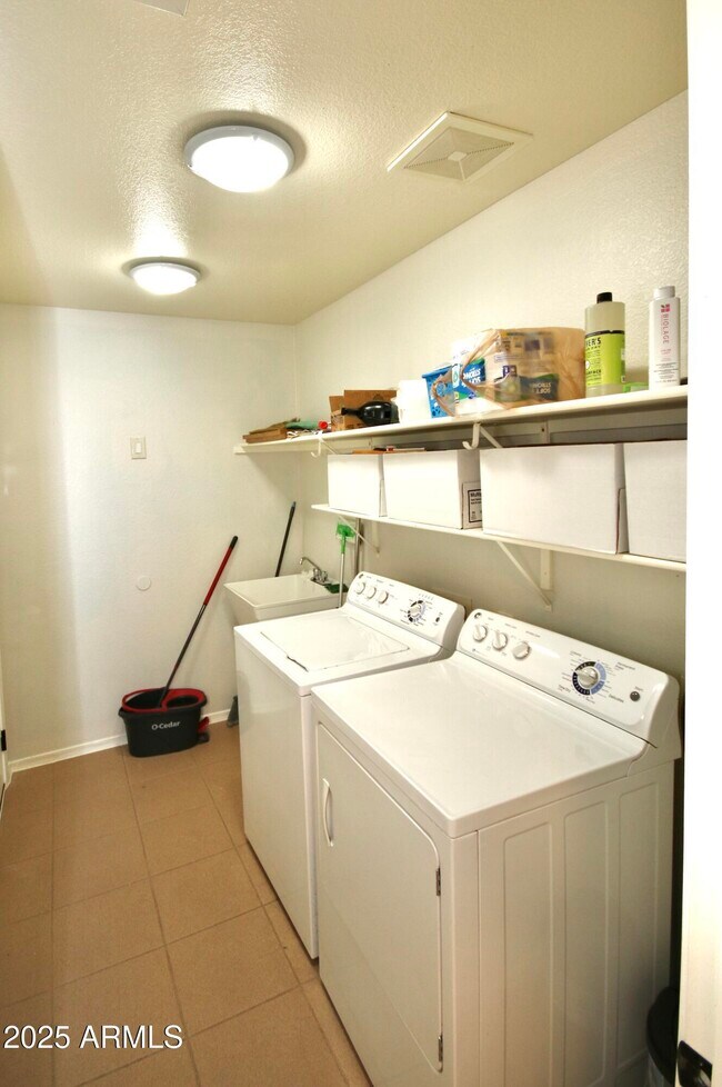 Building Photo - 1373 E Cherry Hills Dr