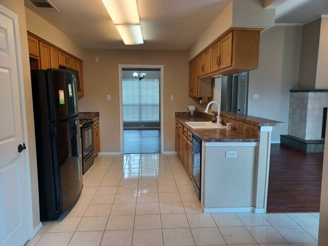 Building Photo - 629 Phillips Dr