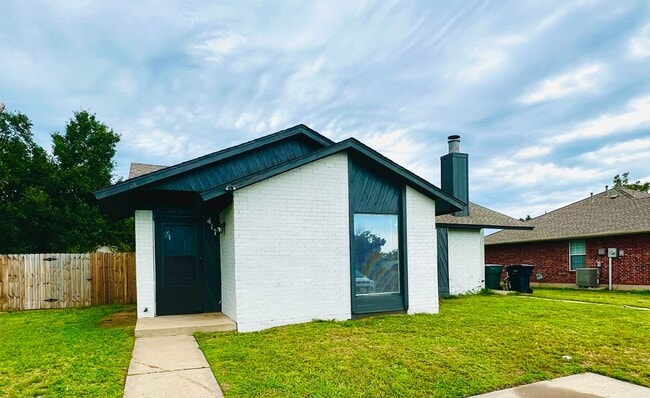 Building Photo - 2BD 2BA Duplex in NW OKC!!