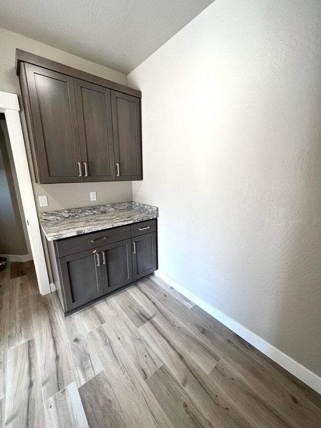 Building Photo - 3021 NW Mount Thielsen Dr