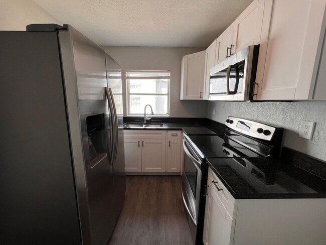 Building Photo - 718 W 7th St