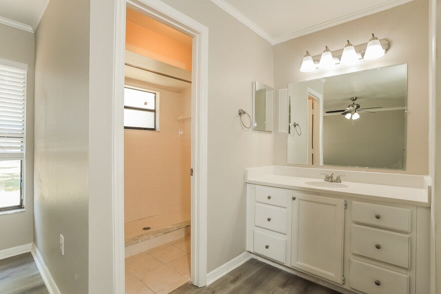 Building Photo - 518 Carlsbad Dr