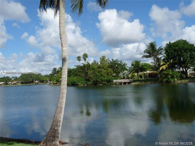 Building Photo - 14611 N Kendall Dr