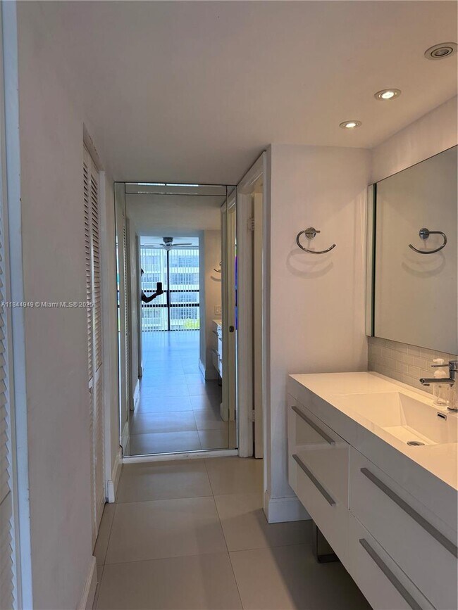 Building Photo - 1450 Brickell Bay Dr