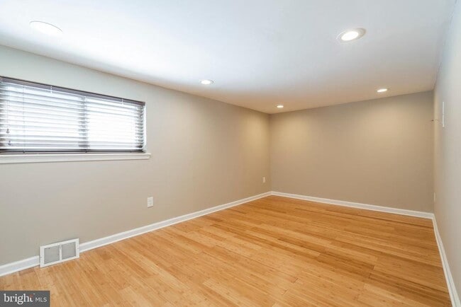 Building Photo - 329 Hillcrest Ave