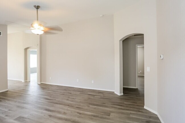 Building Photo - 10843 E Clovis Ave