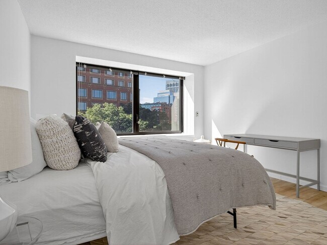 Building Photo - 65 E India Row