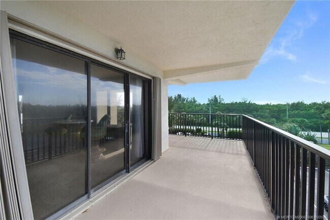 Building Photo - 10044 S Ocean Dr